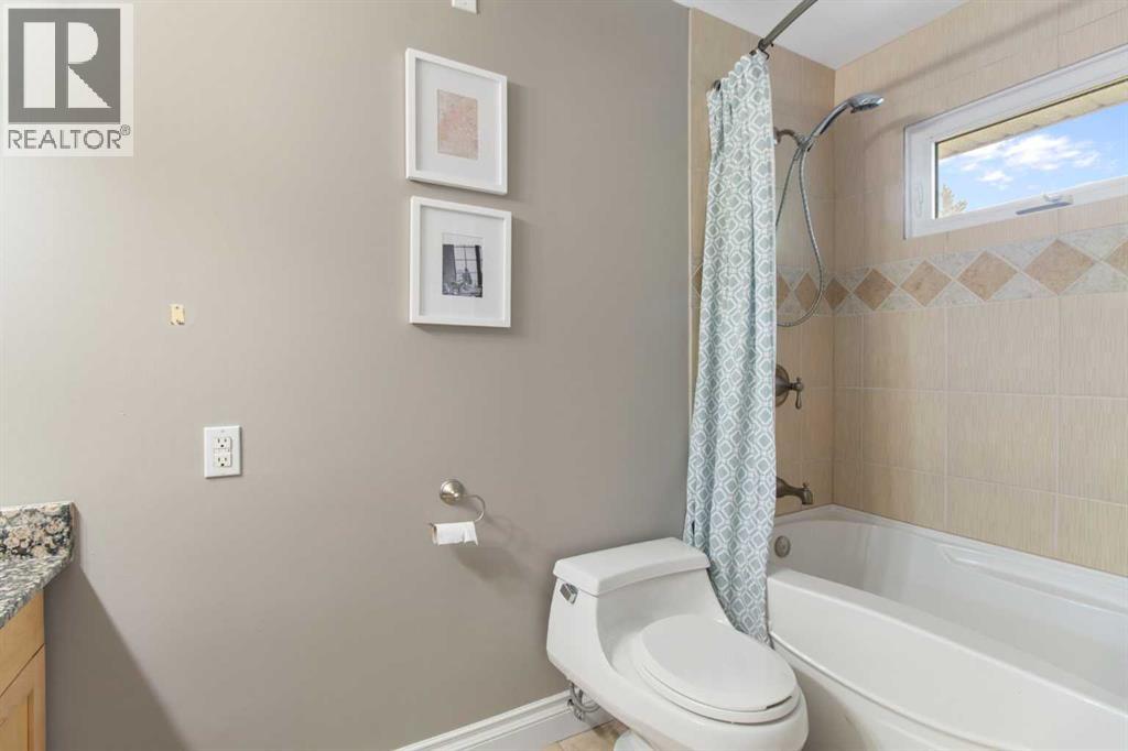 Single Family House for Sale in  Lake Mead Crescent SE Lake Bonavista Calgary 