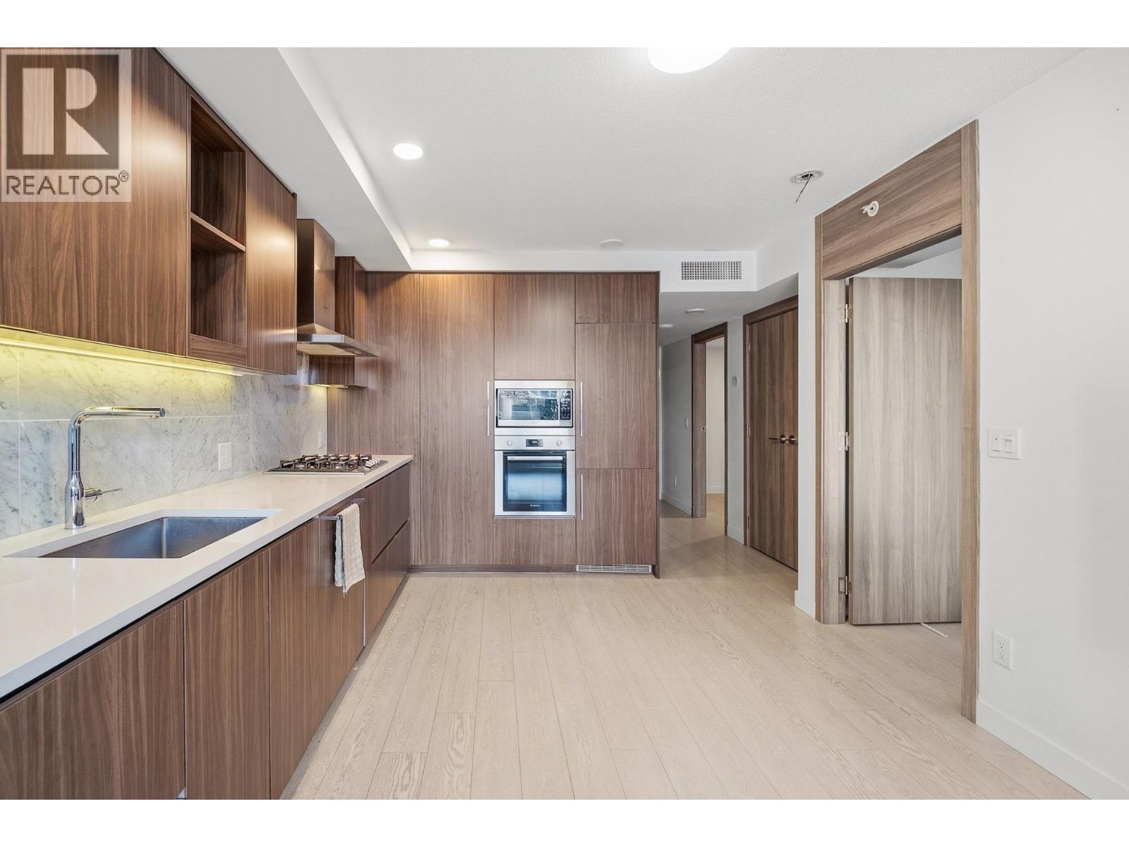 #912-8800 HAZELBRIDGE Way, Richmond