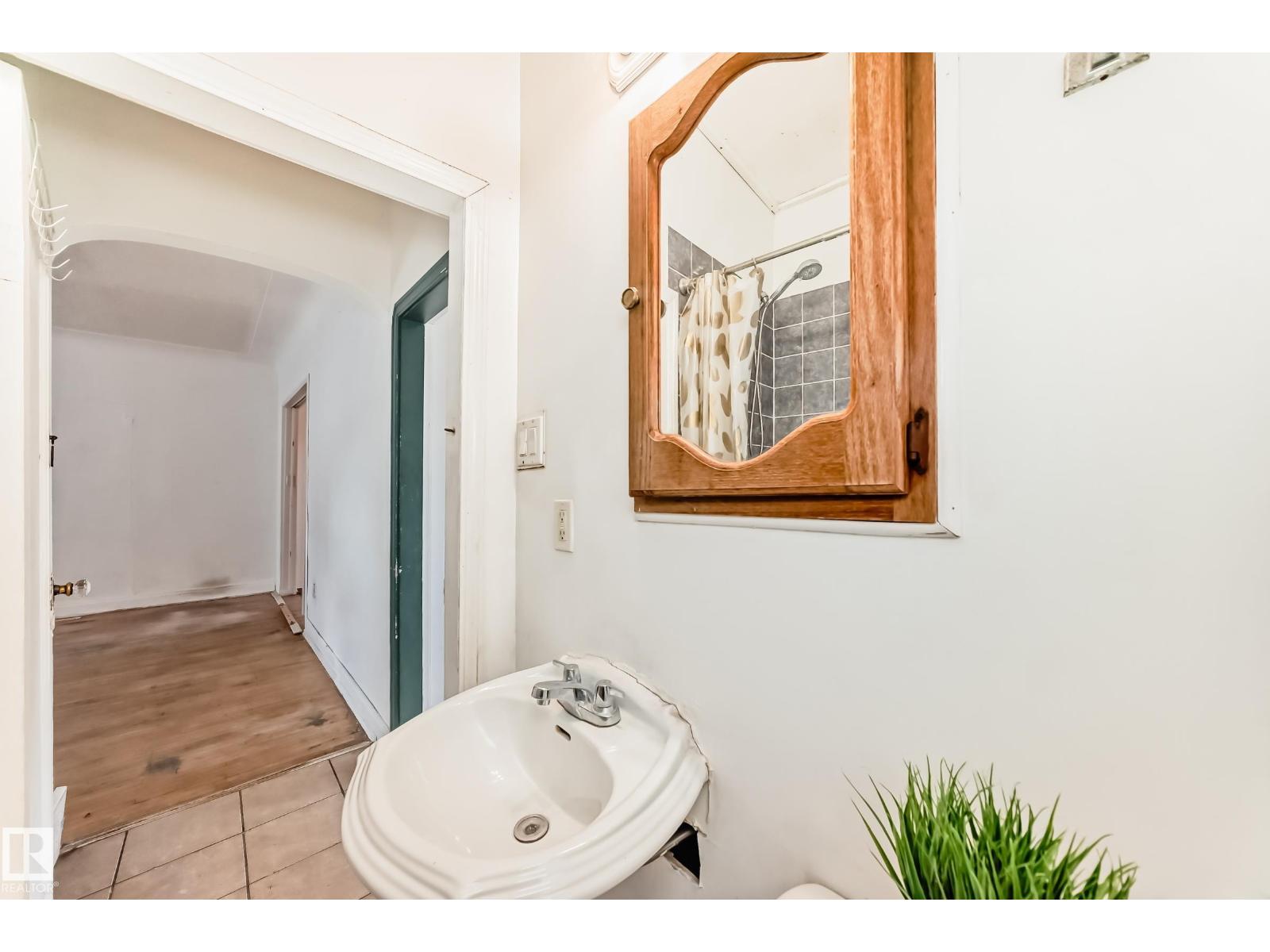 10564 92 ST NW, Edmonton