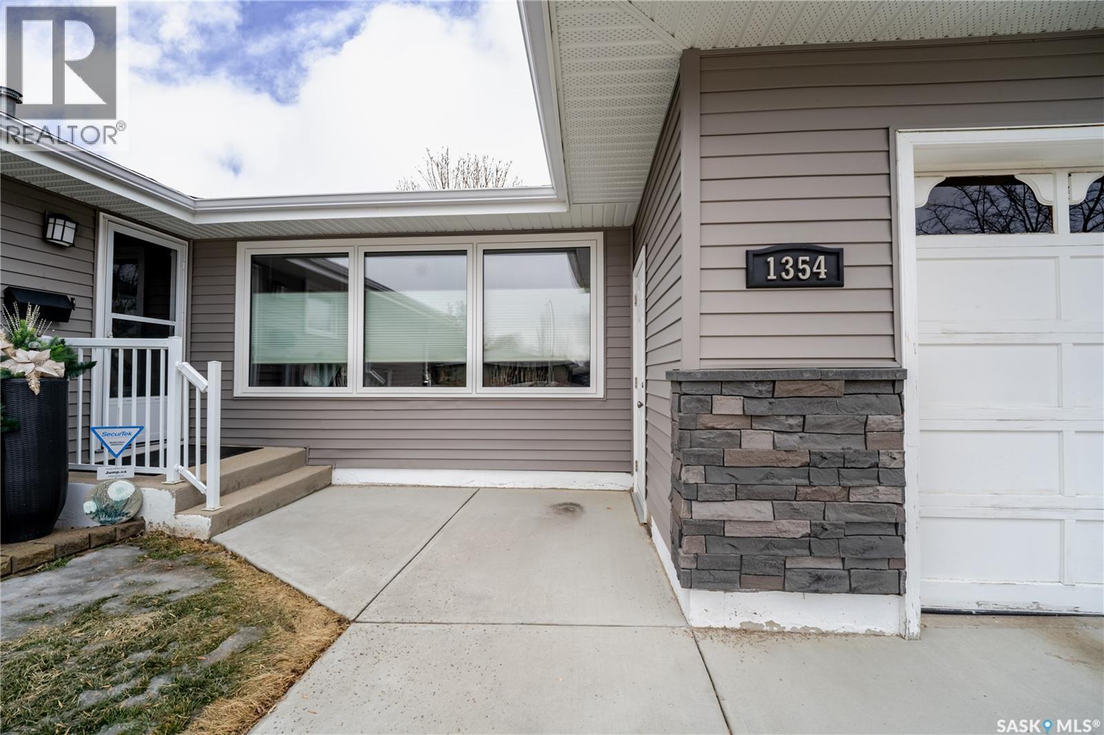 1354 King CRESCENT
