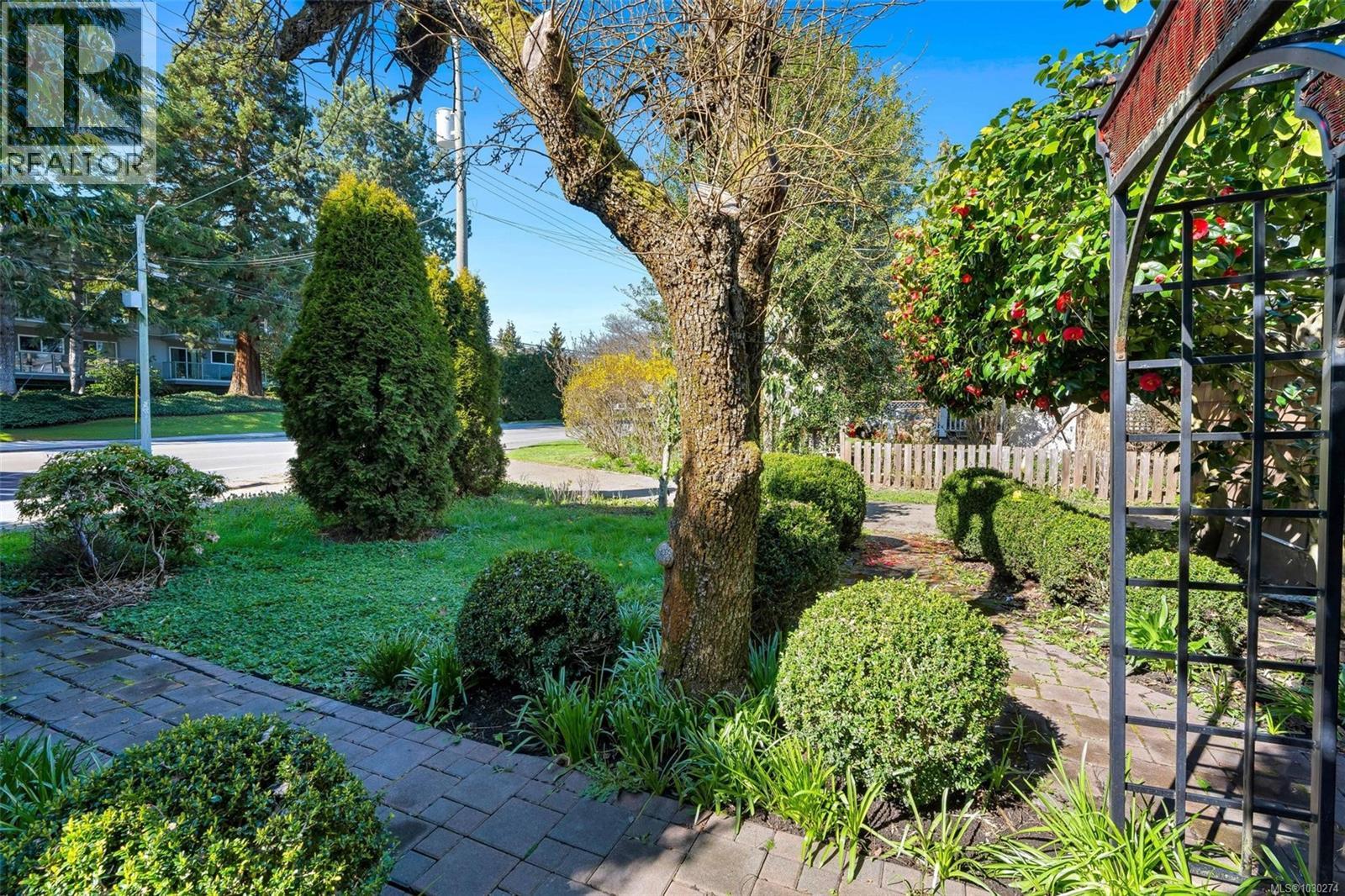  2139 Foul Bay Road, Oak Bay