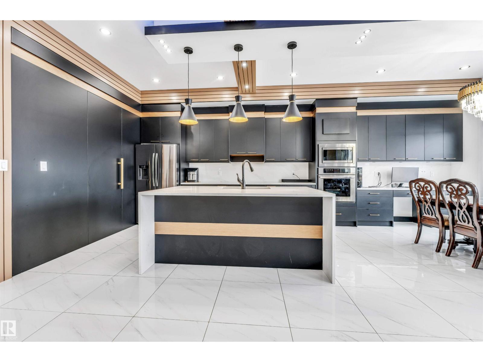 2123 18 AV NW, Edmonton