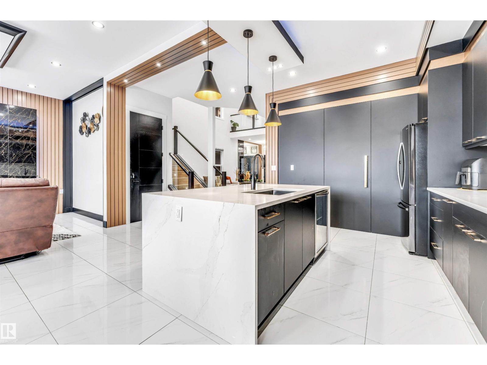 2123 18 AV NW, Edmonton