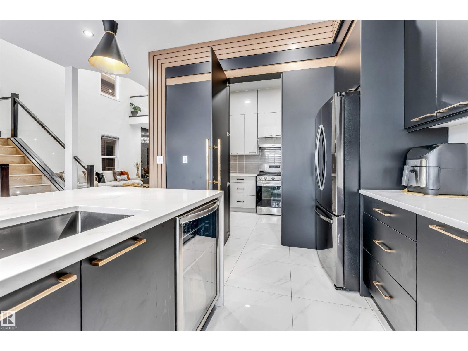 2123 18 AV NW, Edmonton