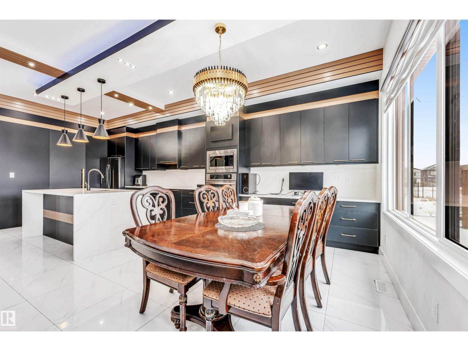 2123 18 AV NW, Edmonton