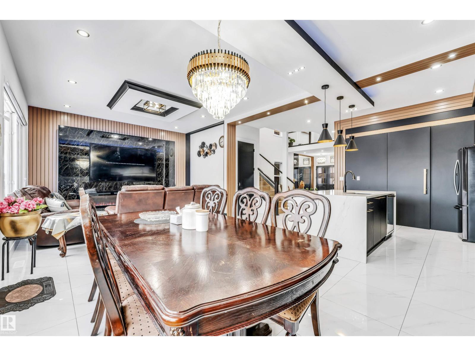 2123 18 AV NW, Edmonton