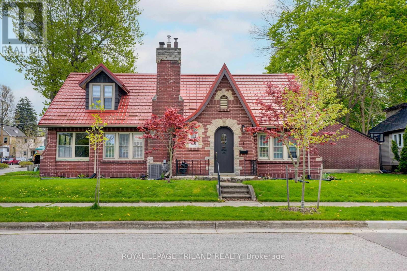 1 WOODLAND PLACE