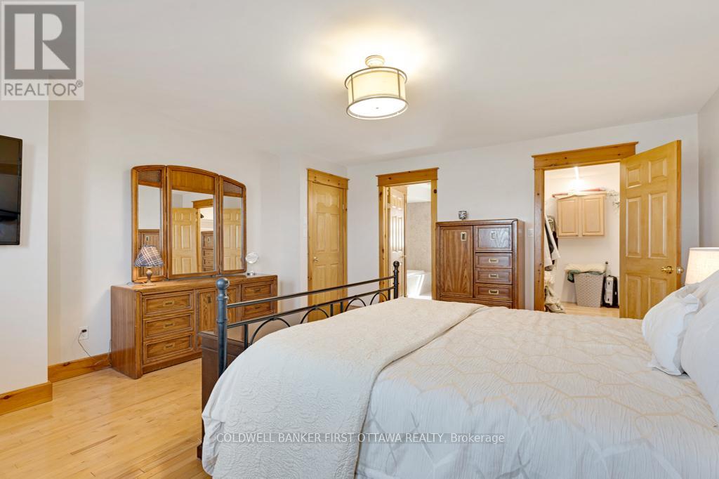 Primary suite walk-in closet & 4-pc ensuite