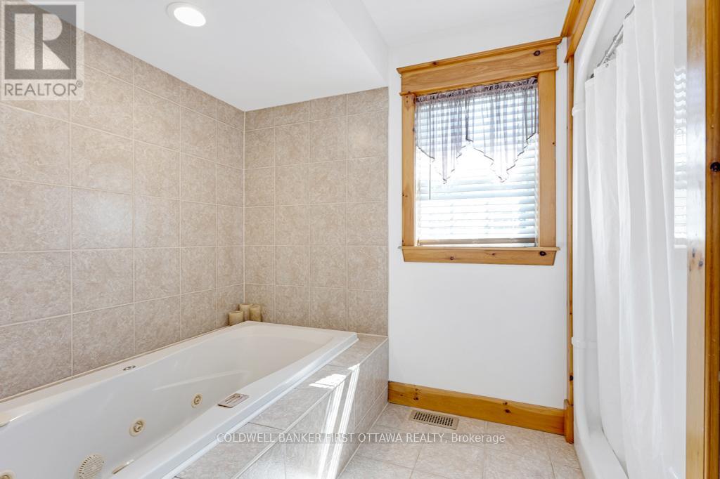 Ensuite jet soaker tub and walk-in shower