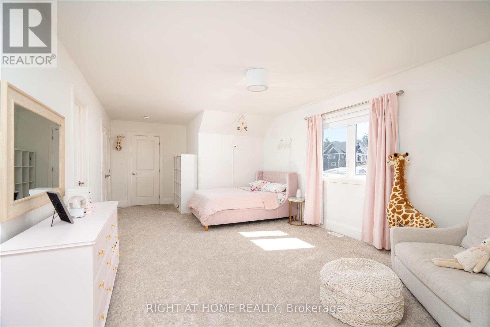 16 GELDERLAND CRESCENT - 26