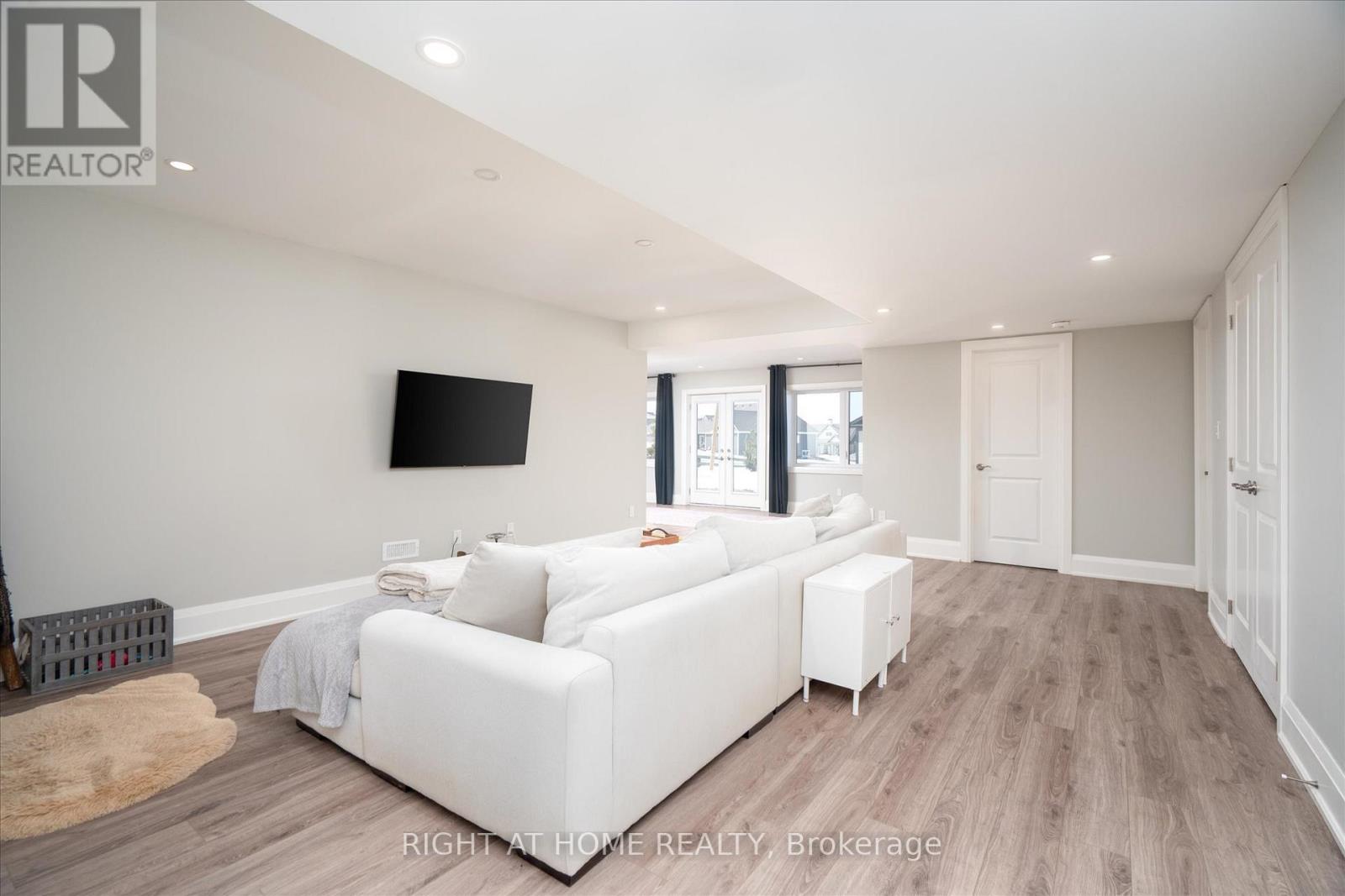 16 GELDERLAND CRESCENT - 32