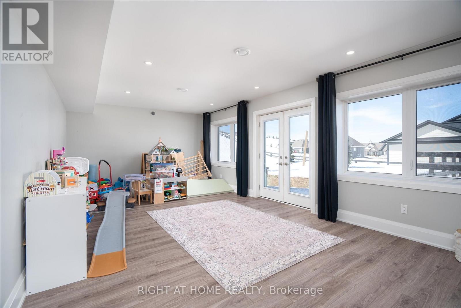 16 GELDERLAND CRESCENT - 33