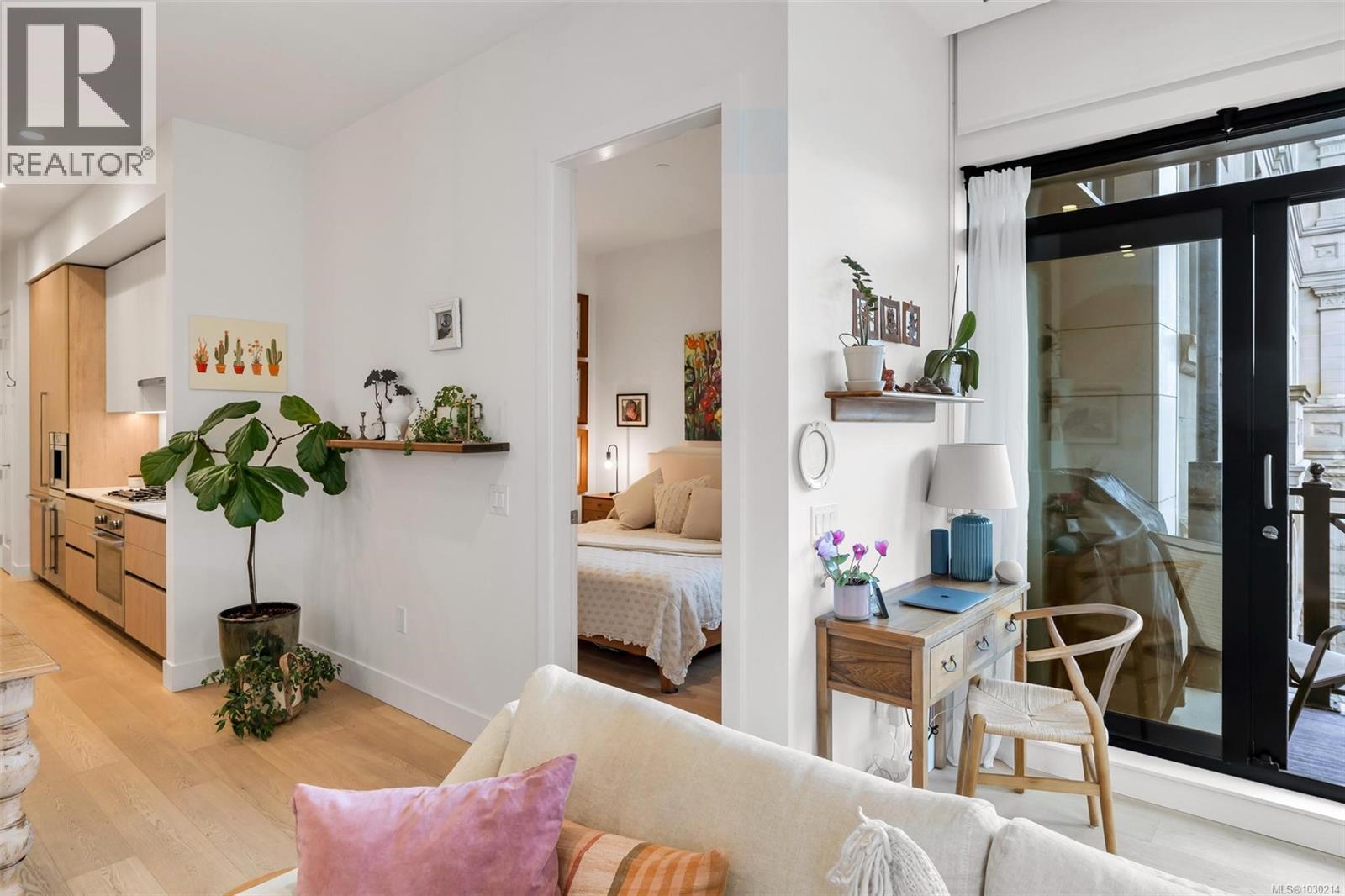 #201 888 GOVERNMENT ST - 21