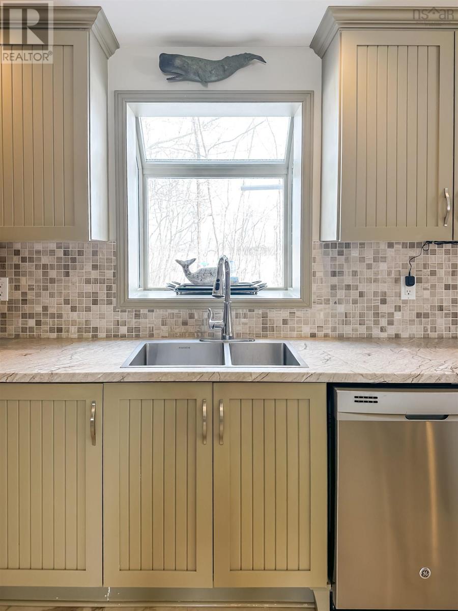 567 CANARD STREET - 4
