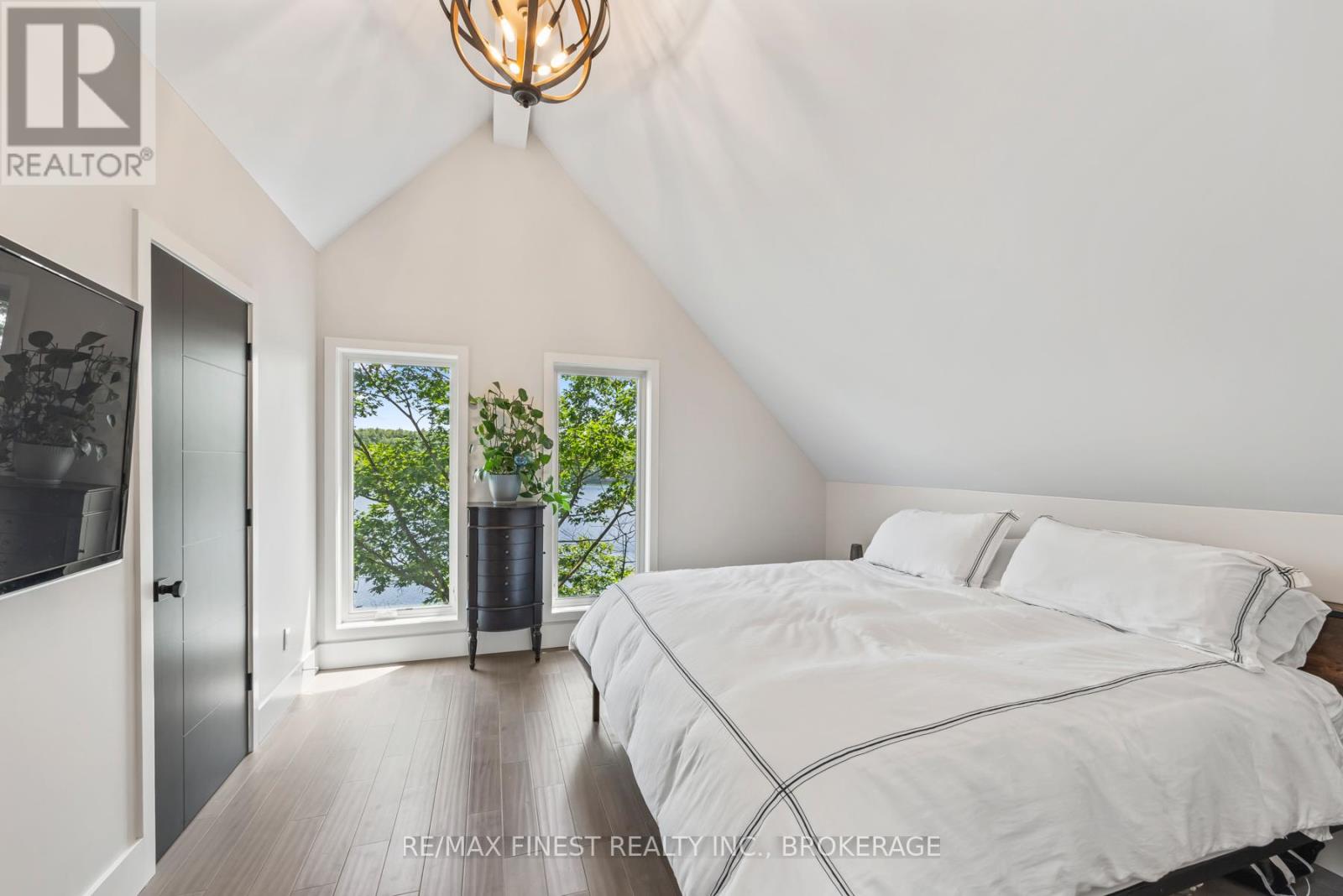 1005 MACDONALD LANE - 23