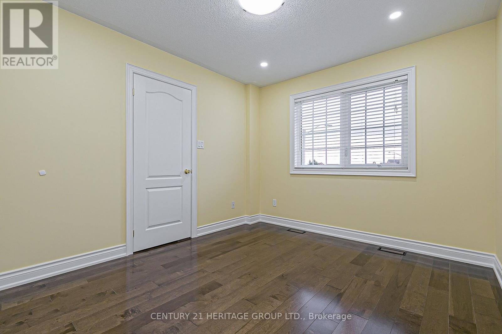 20 TRISH DRIVE - 26