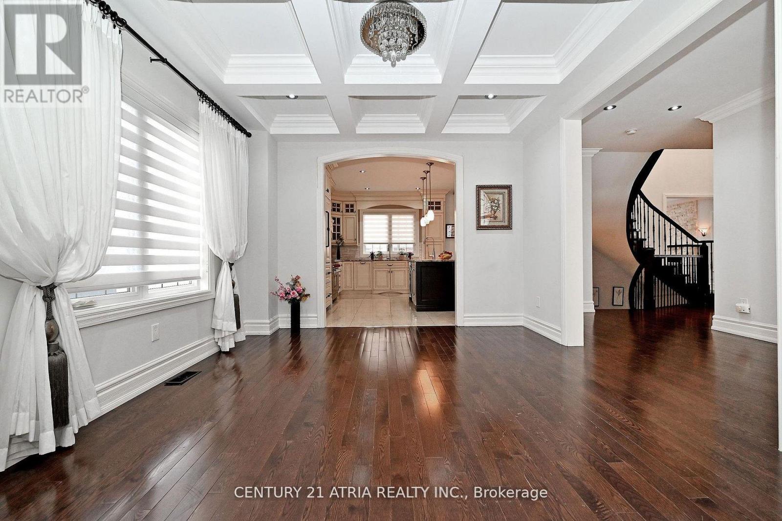 350 QUEEN MARY DRIVE - 13