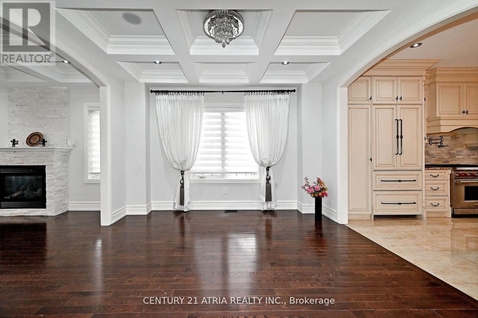 350 QUEEN MARY DRIVE - 17