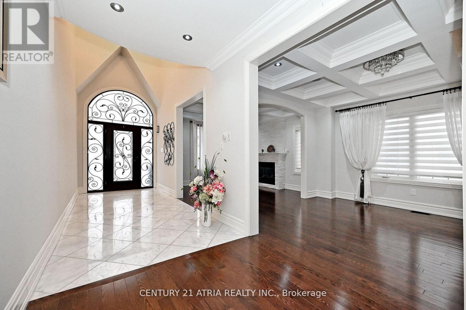 350 QUEEN MARY DRIVE - 18
