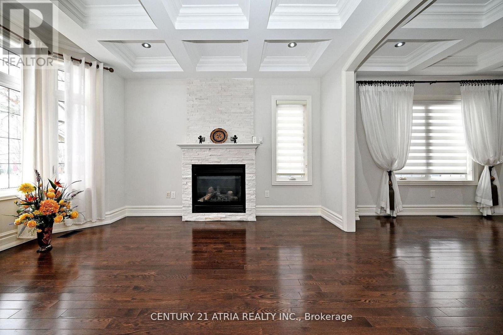 350 QUEEN MARY DRIVE - 21