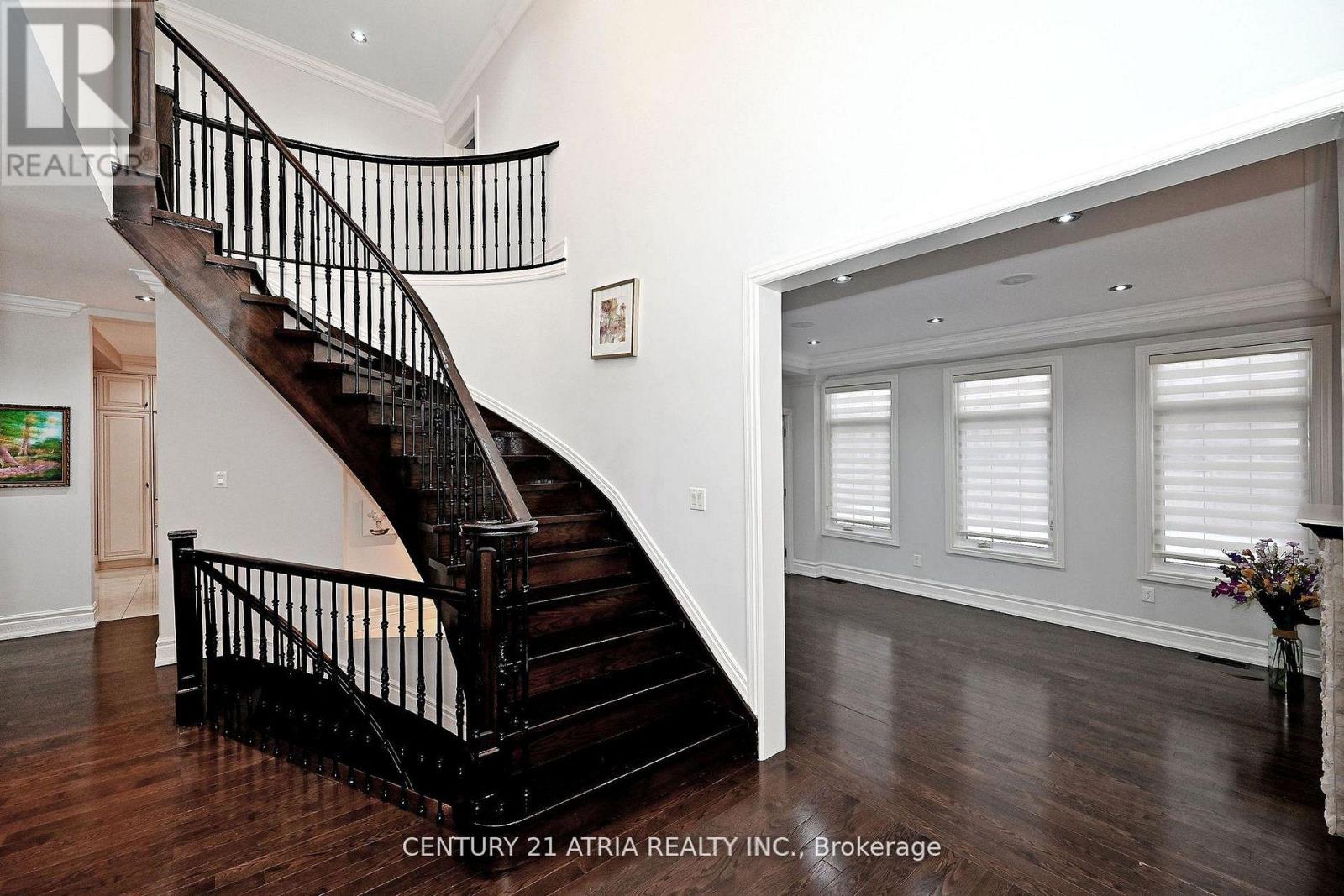 350 QUEEN MARY DRIVE - 22