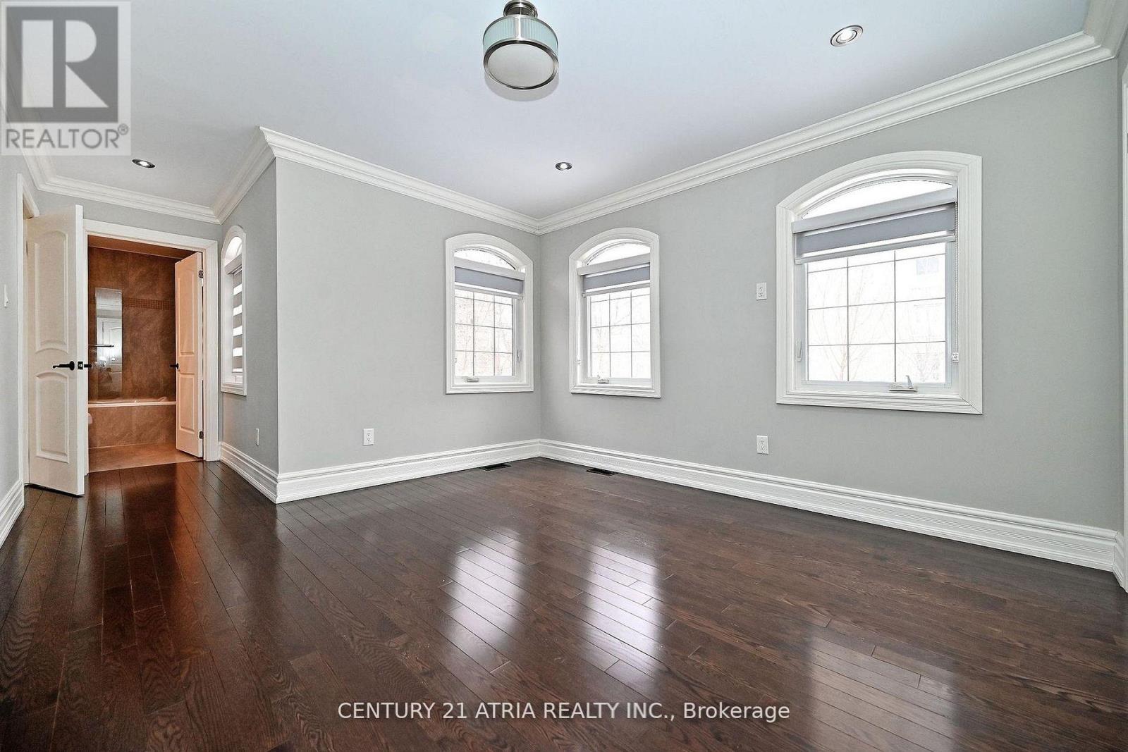 350 QUEEN MARY DRIVE - 32