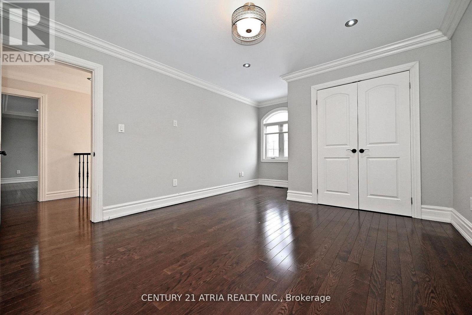 350 QUEEN MARY DRIVE - 33
