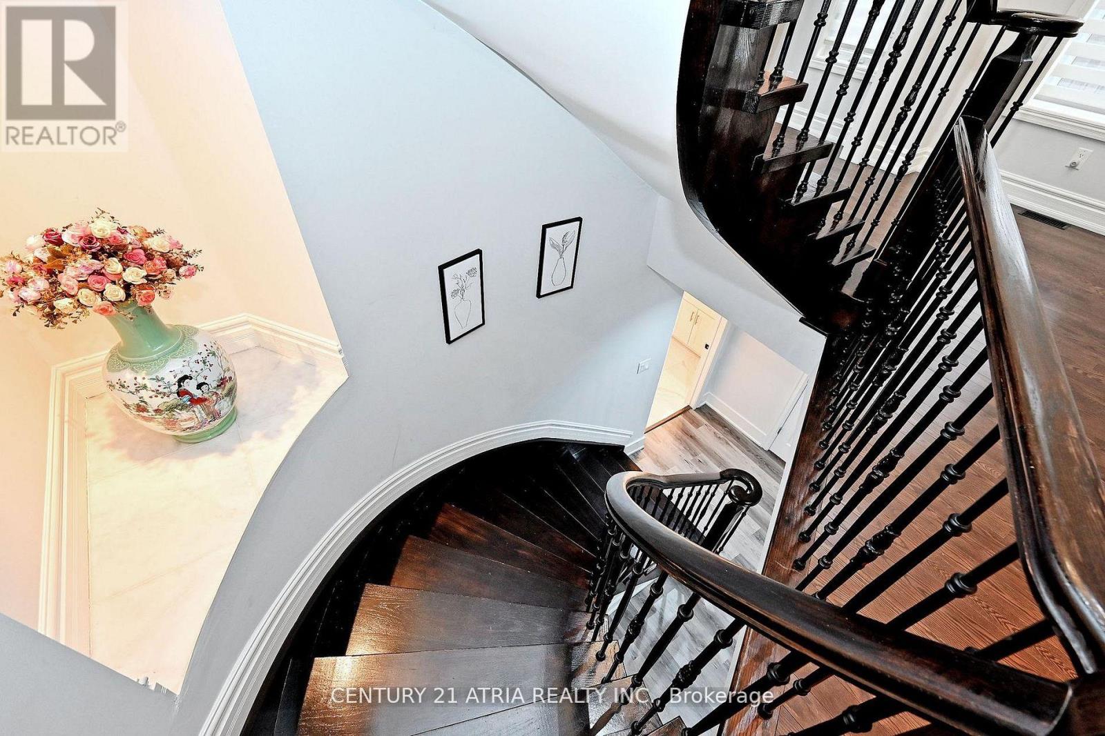 350 QUEEN MARY DRIVE - 36