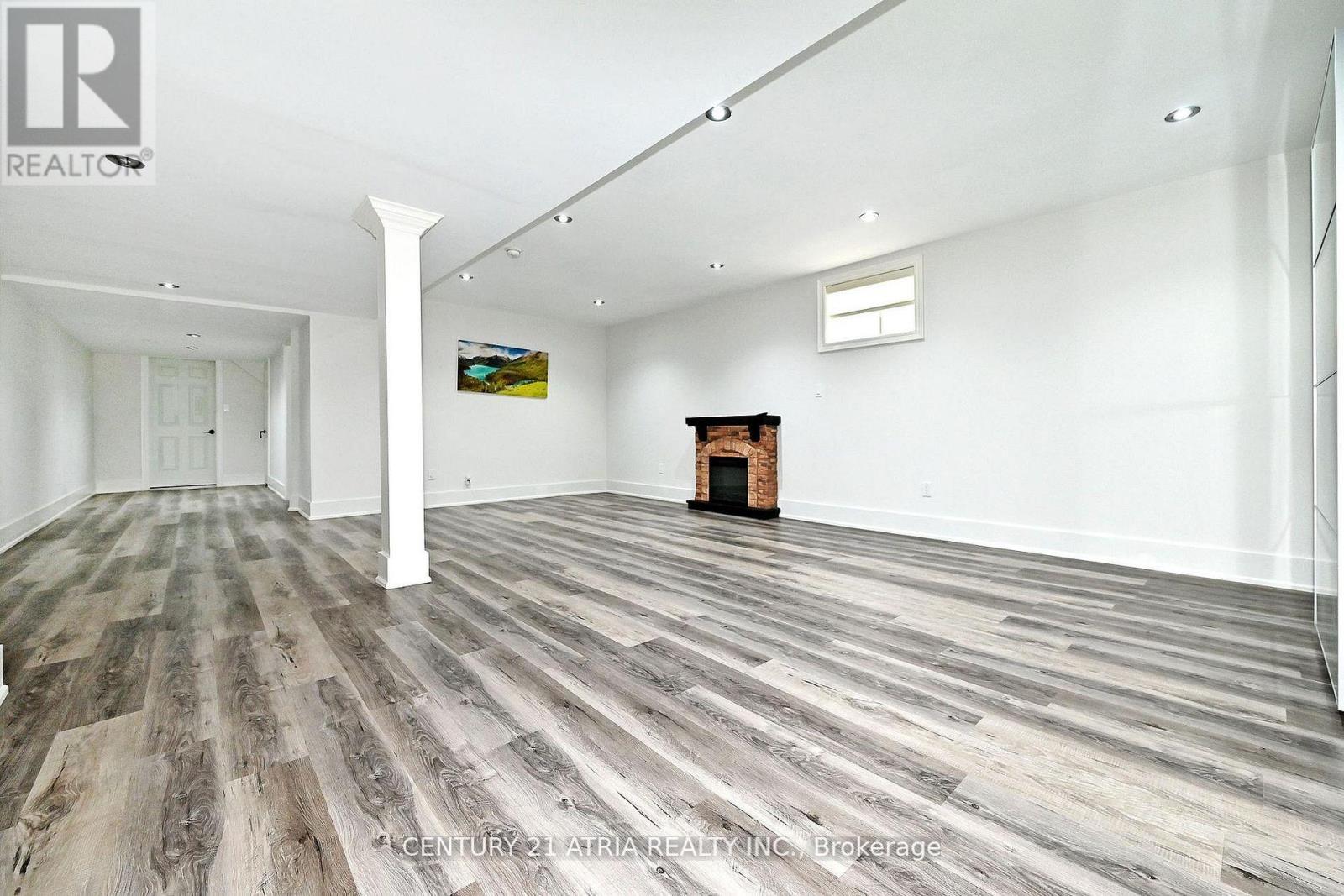 350 QUEEN MARY DRIVE - 42