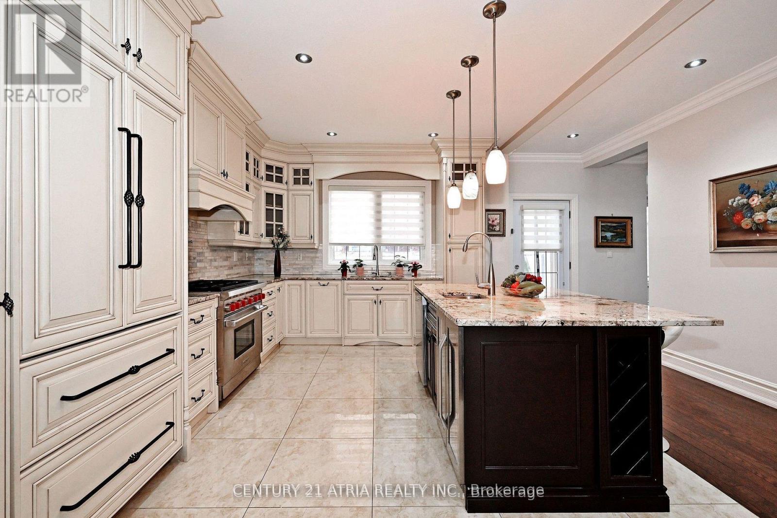 350 QUEEN MARY DRIVE - 6