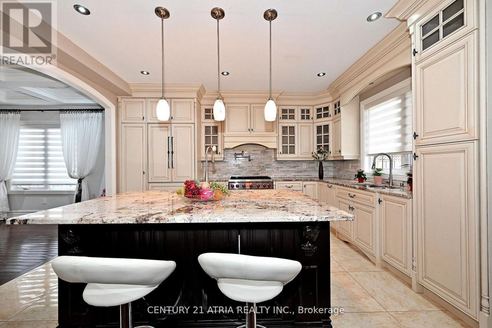 350 QUEEN MARY DRIVE - 7