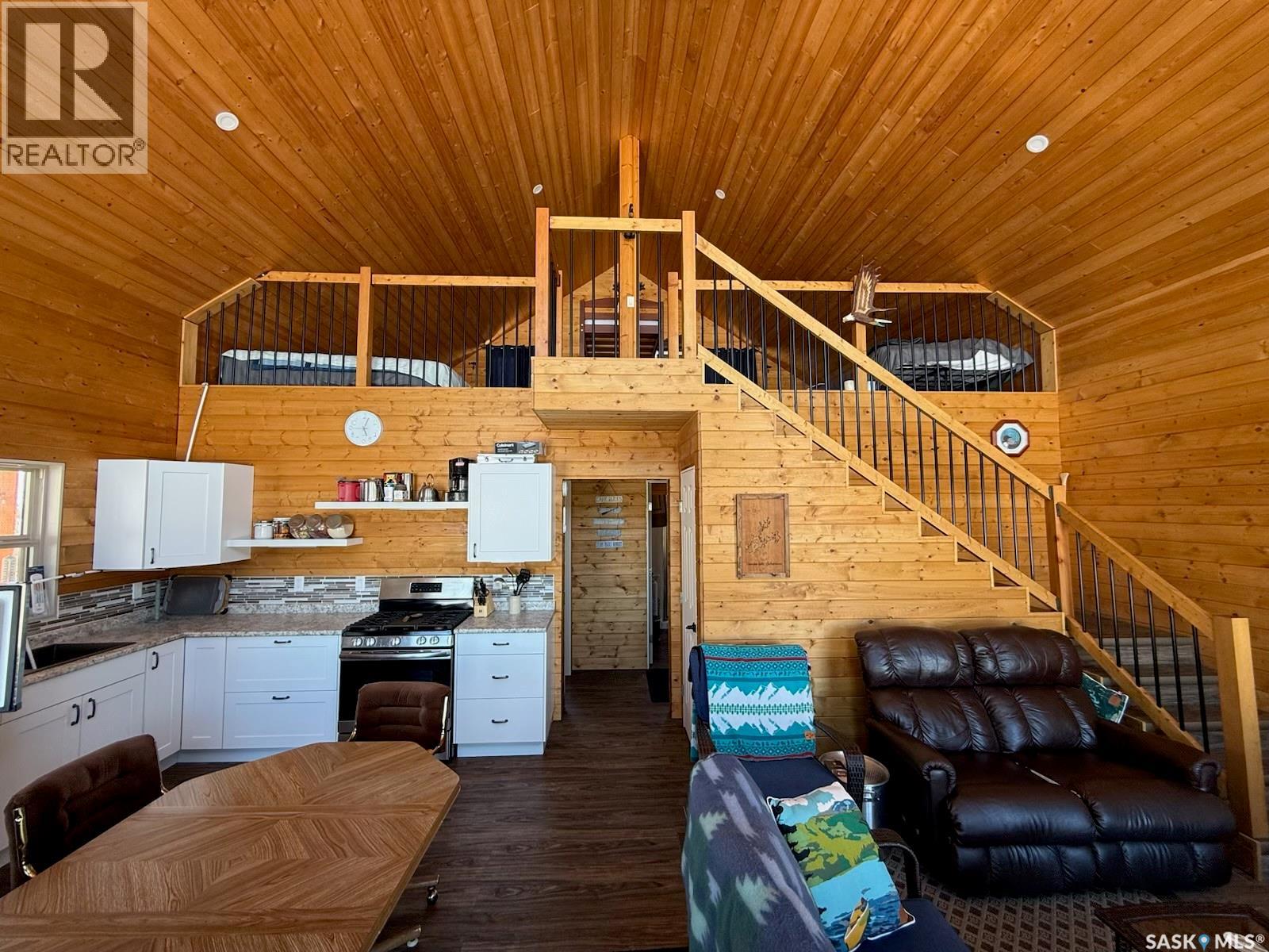 CABIN IN REYNOLDS BAY, NEMEIBEN LAKE - Image 3