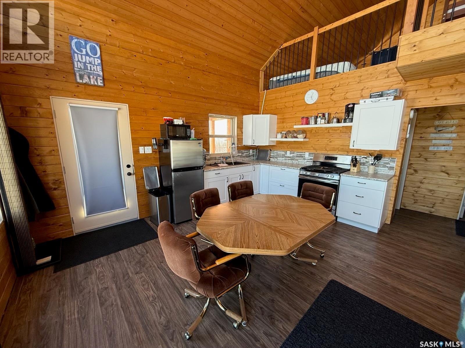 CABIN IN REYNOLDS BAY, NEMEIBEN LAKE - 4