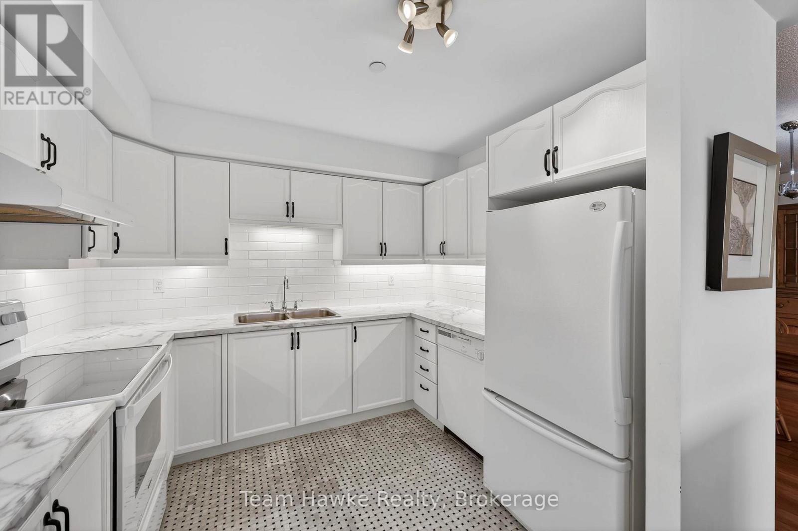 PH4 - 4 BECK BOULEVARD — photo 20