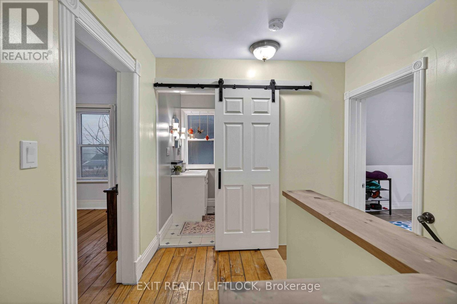 2464 QUEEN MARY STREET - 21