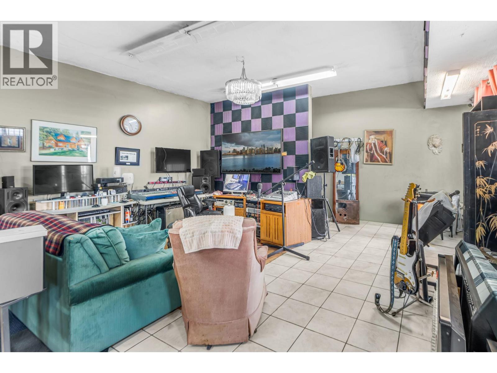 2141 MARINE WAY, New Westminster