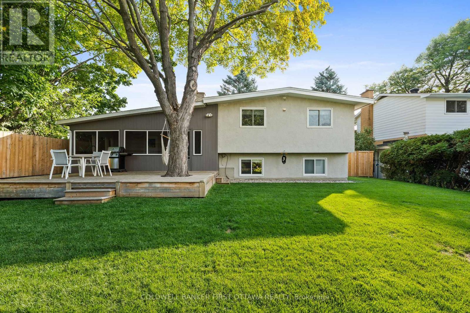 2+2 bed, 2 bath split level home w pvt backyard!