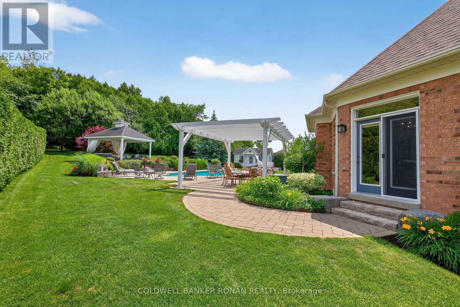 32 UNDERHILL COURT - 4