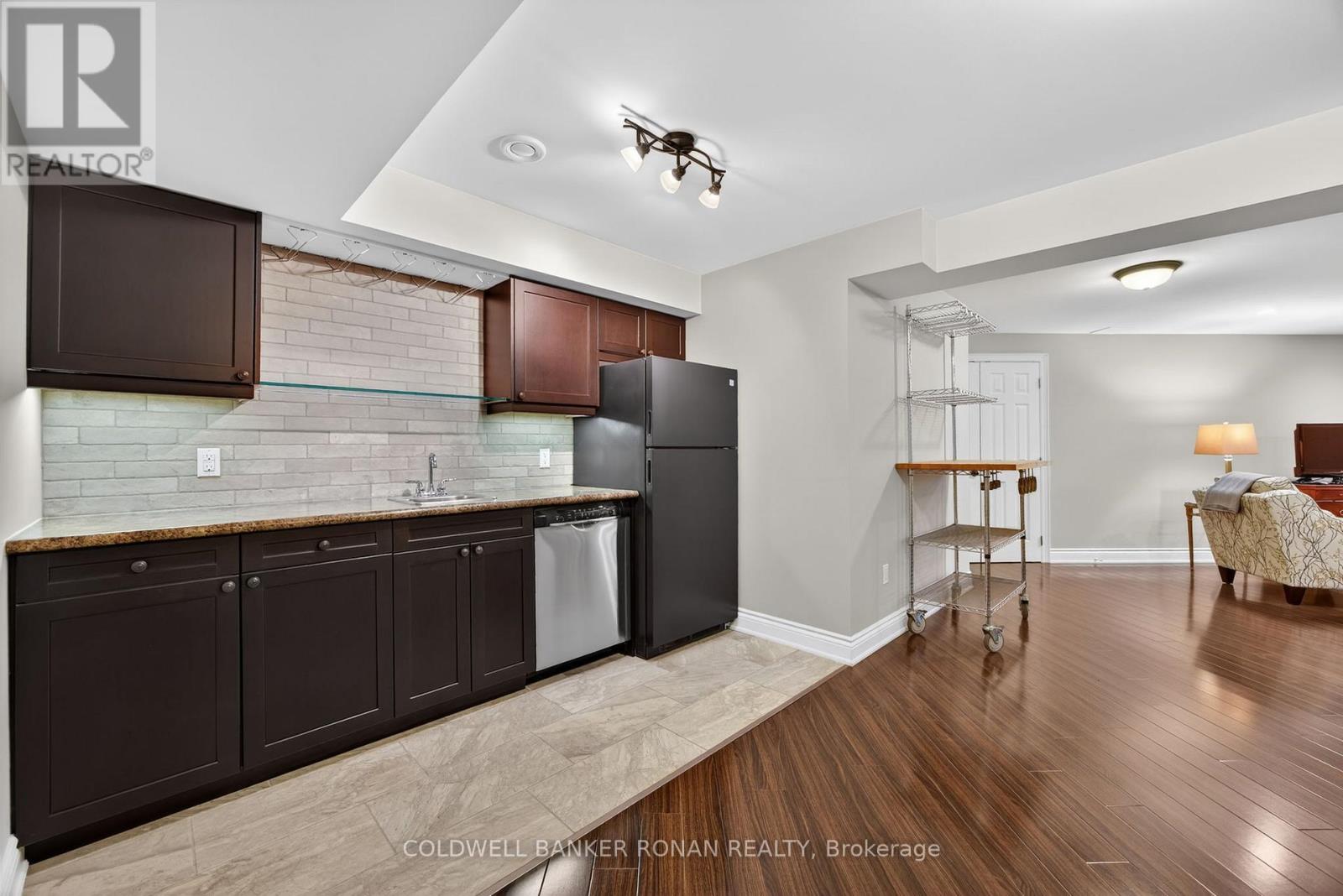 32 UNDERHILL COURT - 44