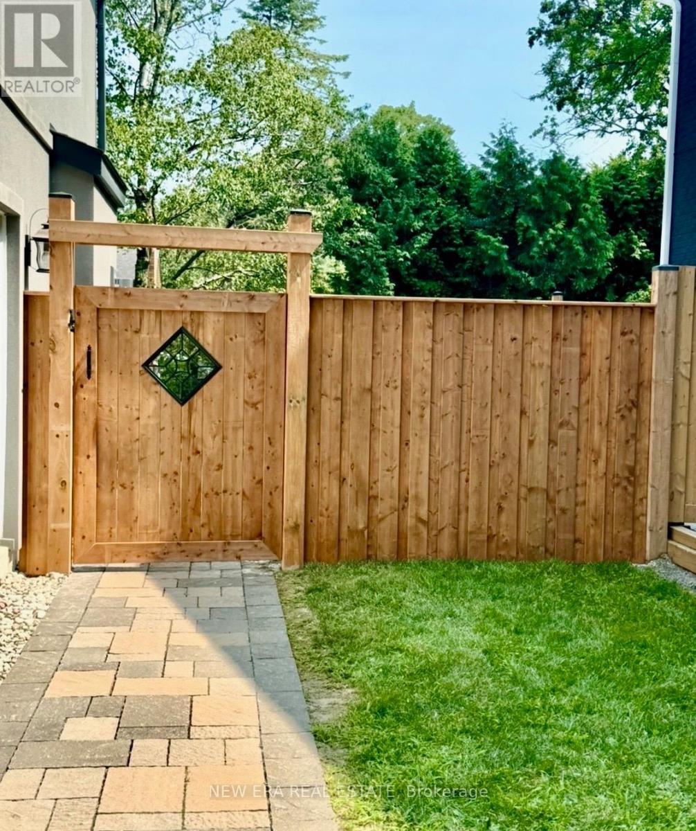 2068 MISSISSAUGA ROAD,Mississauga (Sheridan),,