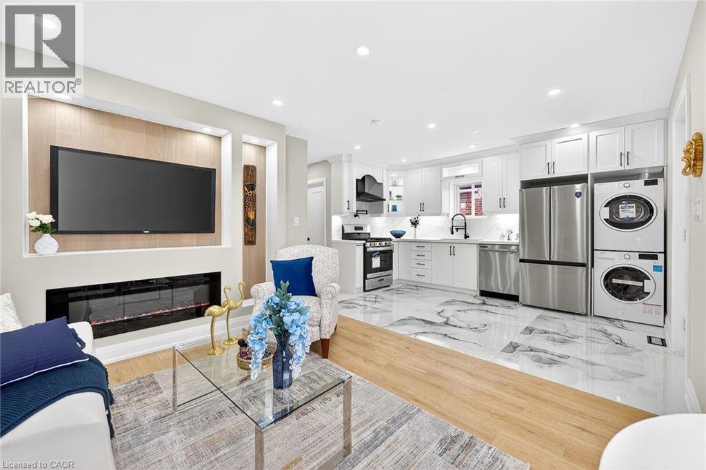 150 BRUCEDALE Avenue E