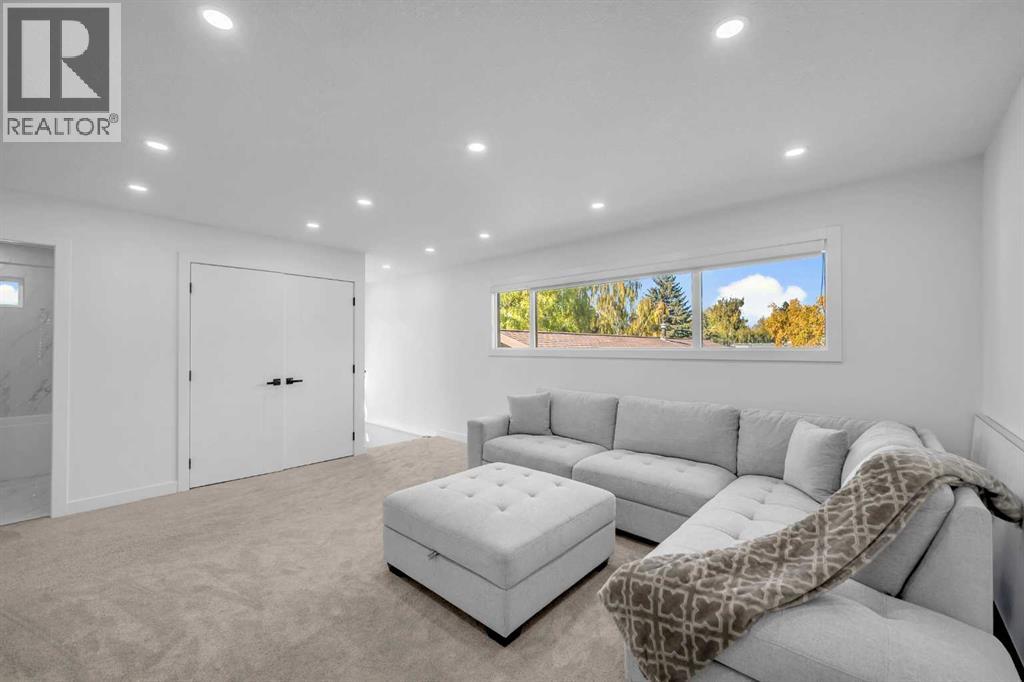 Single Family House for Sale in  Vauxhall Crescent NW Varsity Calgary 