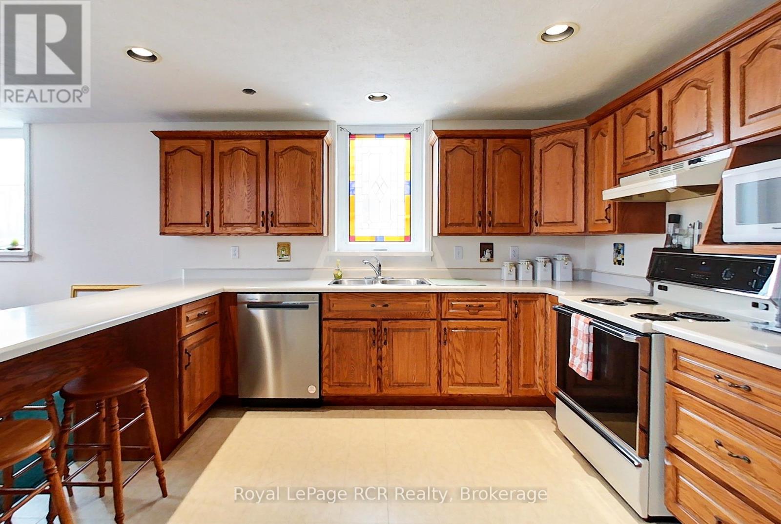 7 PETER STREET S - 9