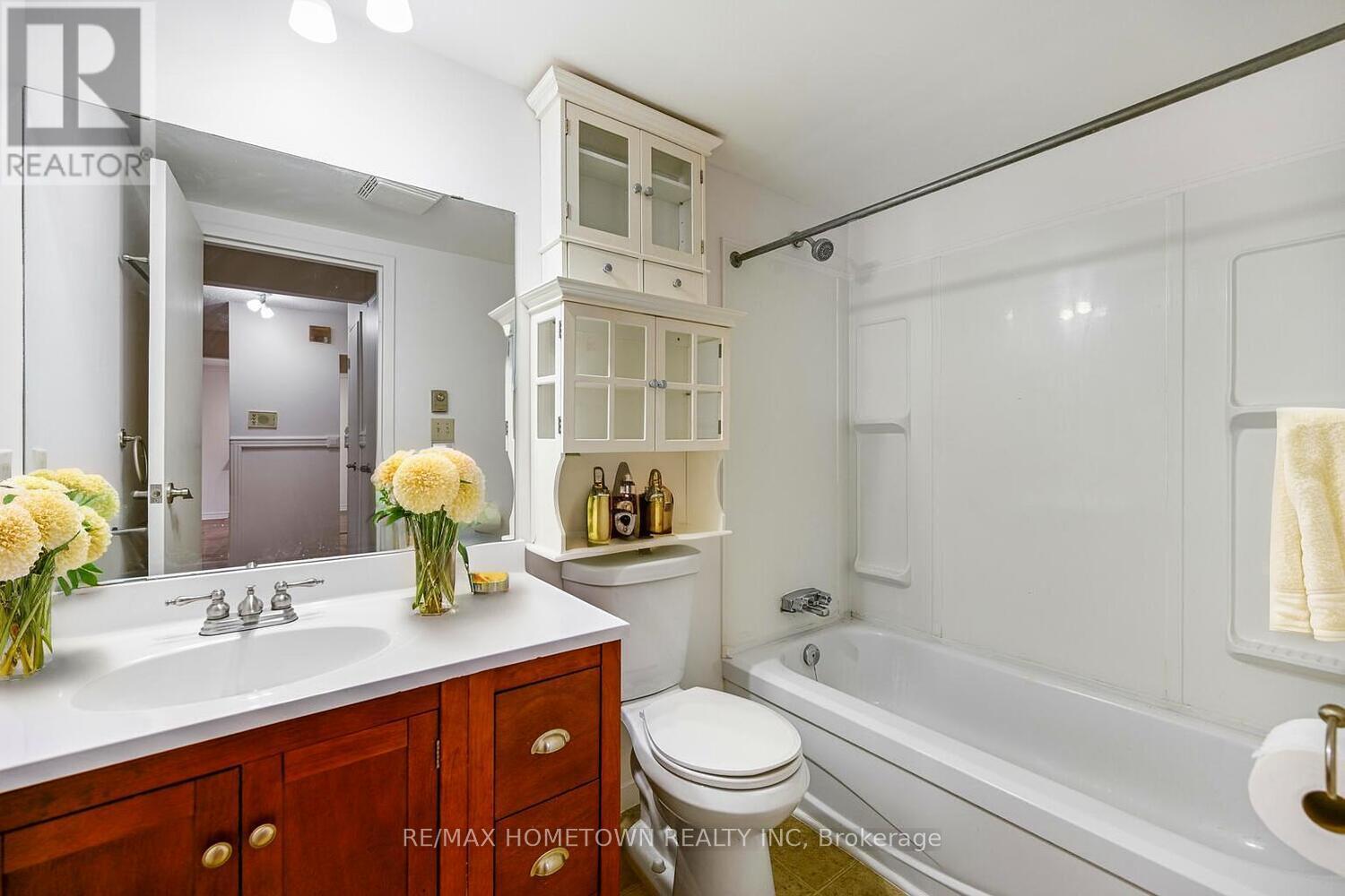 #17 6 CHARLOTTE PLACE - 23