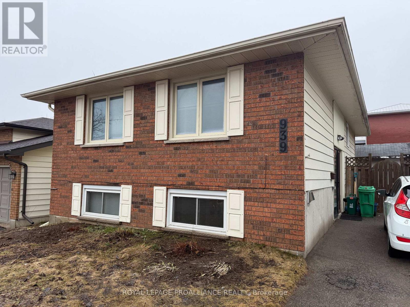 MAIN FLOOR - 939 DAINARD DRIVE