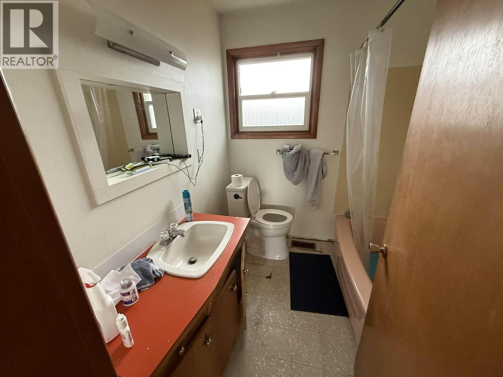 Bathroom suite.