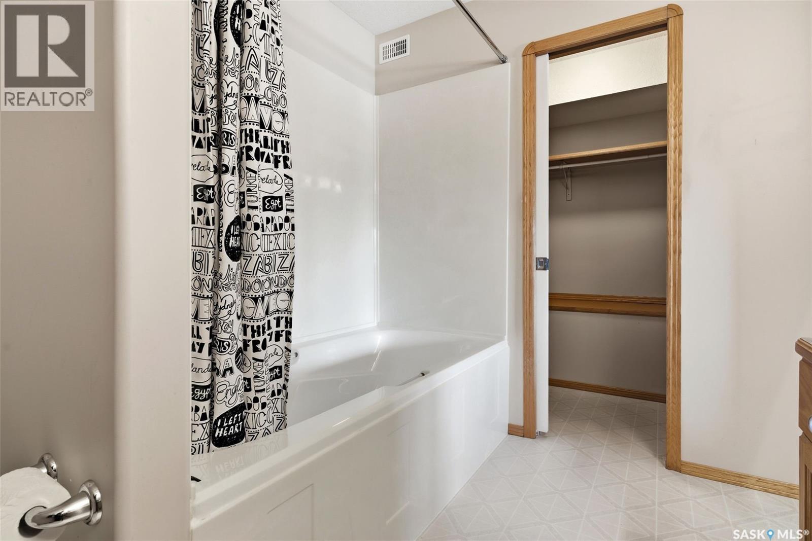 3083 ST JAMES CRESCENT - 33