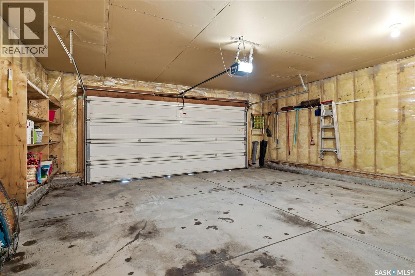 3083 ST JAMES CRESCENT - 44