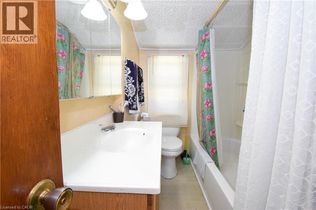 121 CROSS Street E - 16