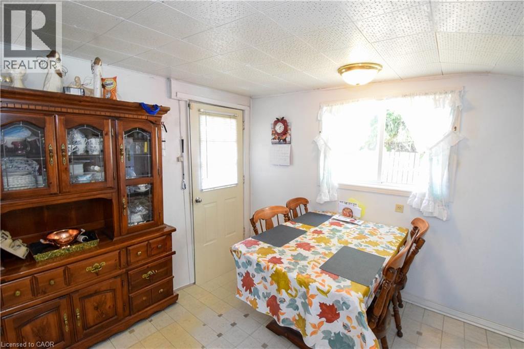 121 CROSS Street E - 19